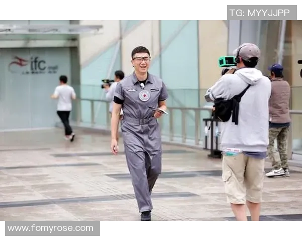 足球明星变身街头艺人挑战极限 成为路人心中最特别的风景